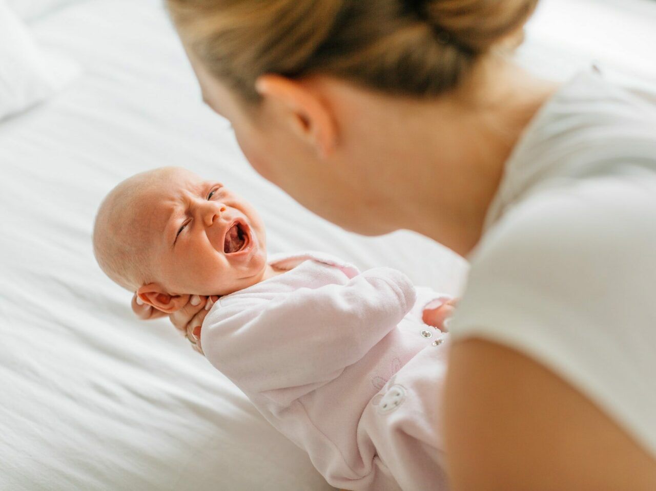 niemowlak krzyczy denerwuuuje sie pampers