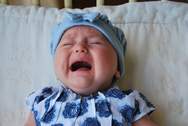 płacz noworodka przy zmianie pieluchy