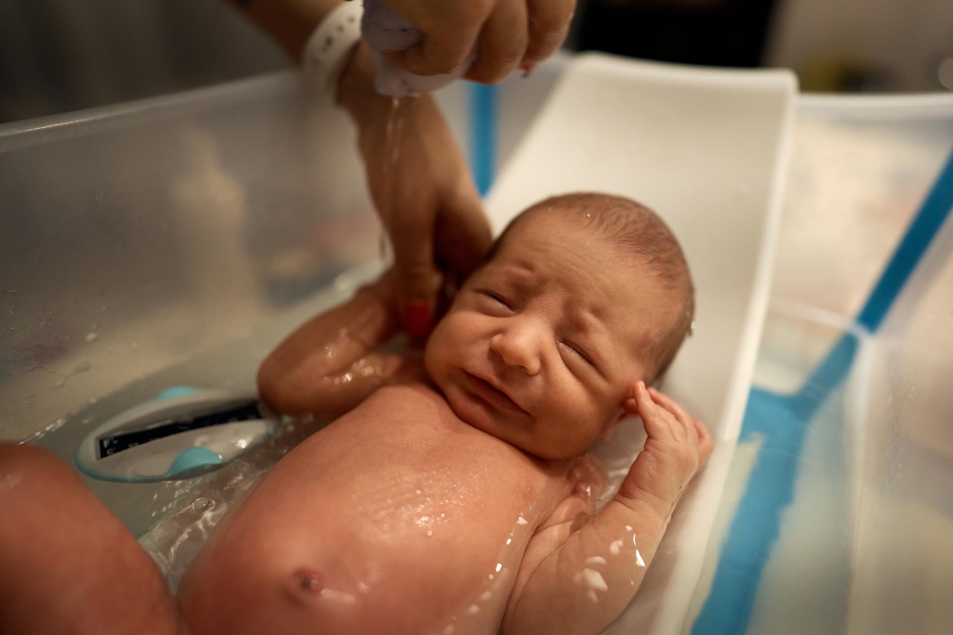 noworodek owinięty w pieluchy po kąpieli